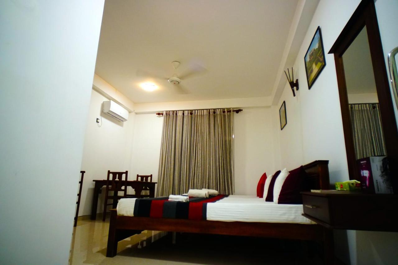 Airport 4 Season Transit Hotel Катунаяка Экстерьер фото